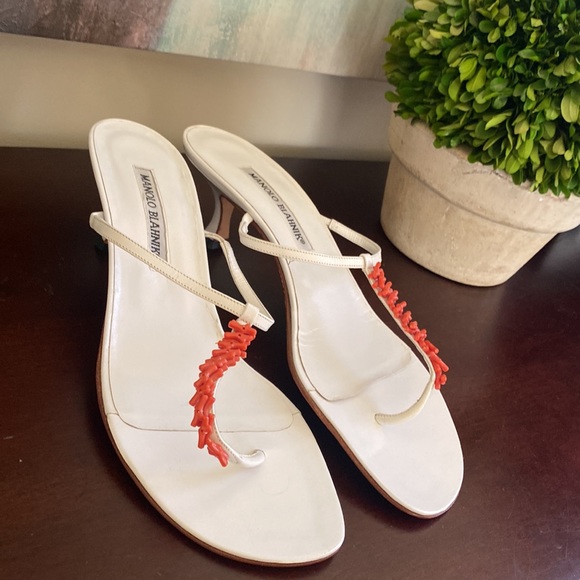 MANOLO BLAHNIK THONG SANDALS 2 INCH KITTEN HEEL EMBELLISHED WITH CORAL BEADS - Picture 12 of 17